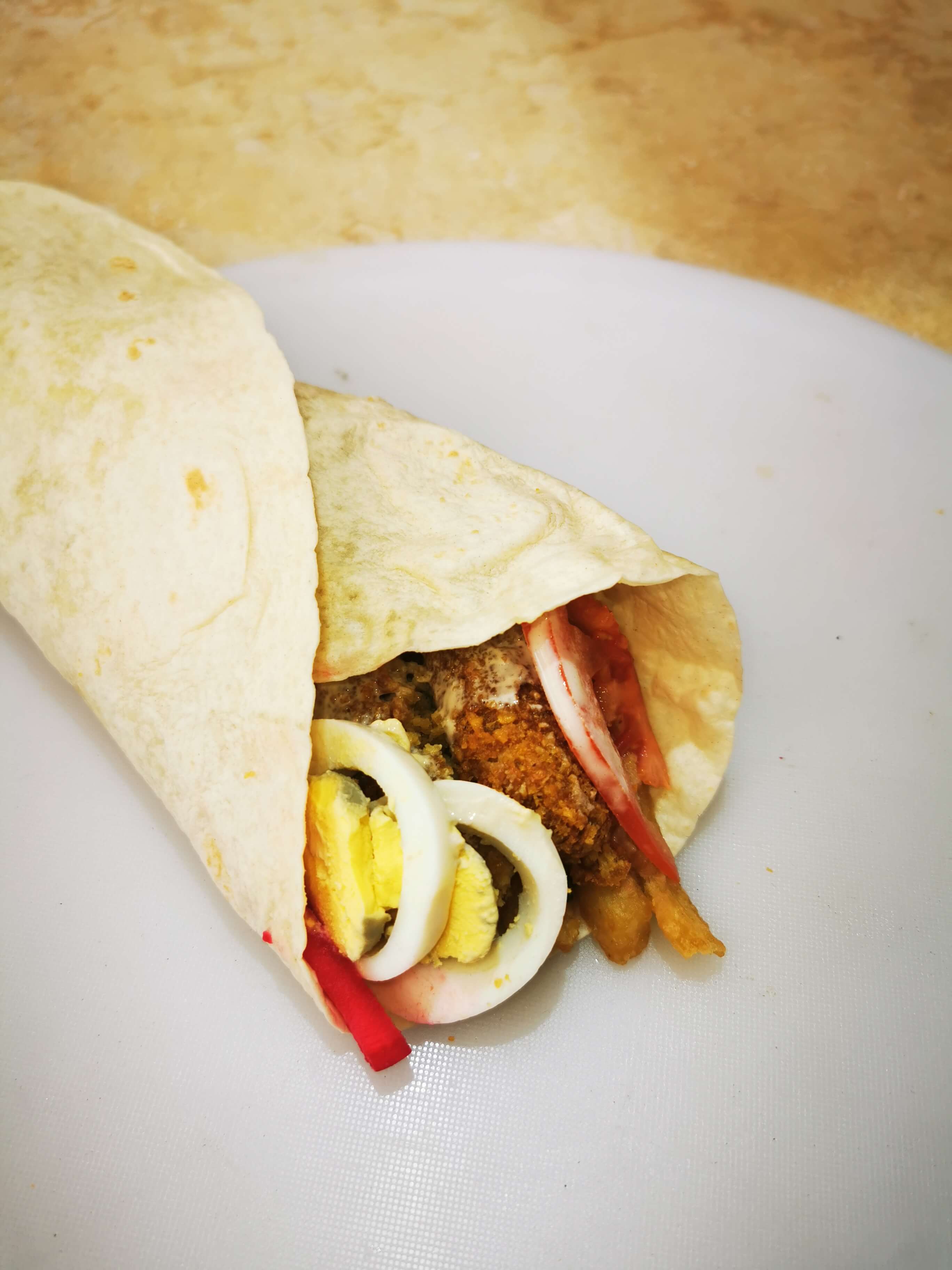 ساندويش فلافل خبز تنوري مع بيض